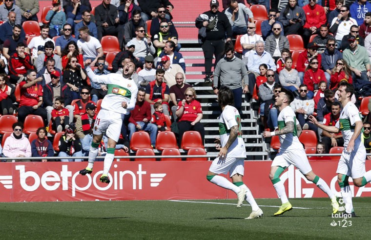 Los jugadores del Elche celebran el gol anotado por Iván Sánchez.