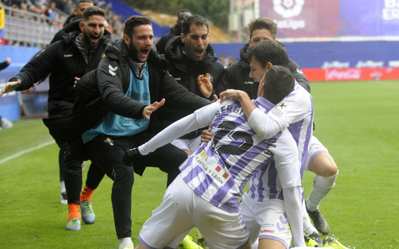 El Real Valladolid de Moyano sigue peleando por evitar el descenso Jugadores del Real Valladolid celebran un gol