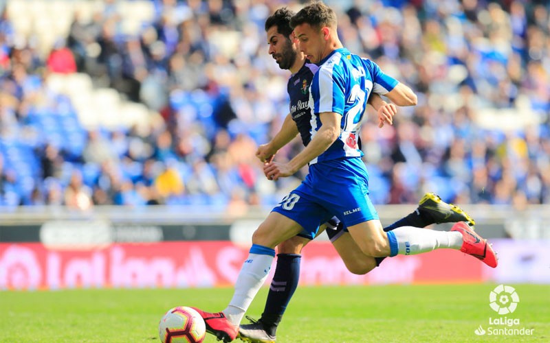 Javi Moyano disputa un balón en el partido entre Valladolid y Espanyol
