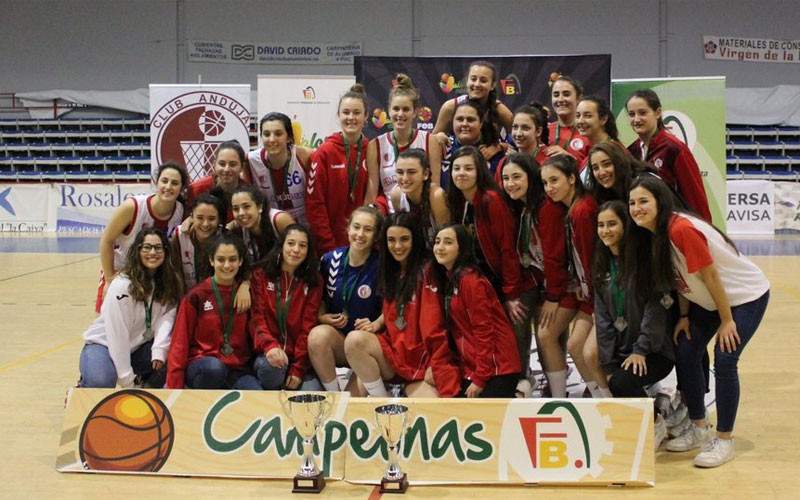 Jugadoras de CB Andújar y CB Jaén durante la entrega de trofeos