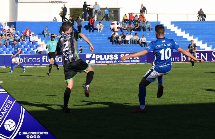 Jugada del derbi entre el Linares y el Mancha Real en Linarejos.