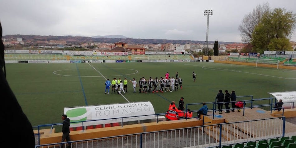 Saludo inicial entre los dos equipos y el trío arbitral antes del partido