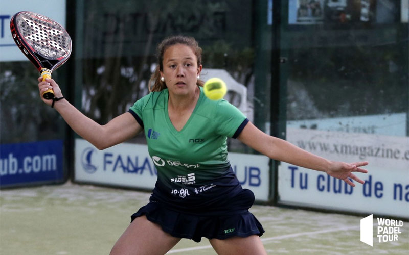 Marta Porras golpea una pelota en un partido de World Padel Tour