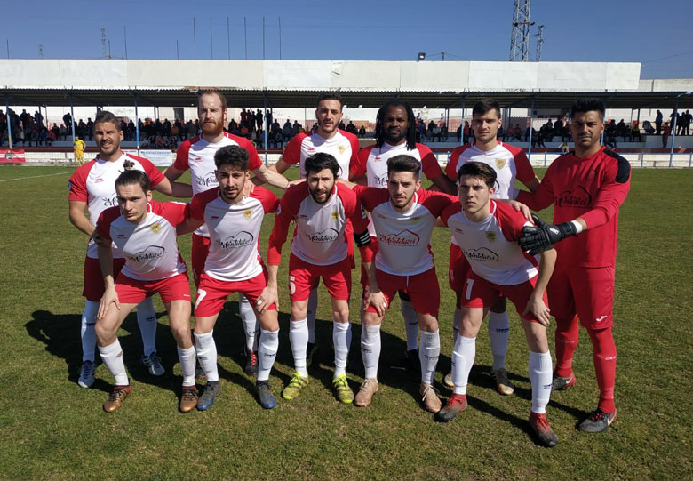  Los once jugadores del Martos CD, antes del encuentro frente al CD Rincón.