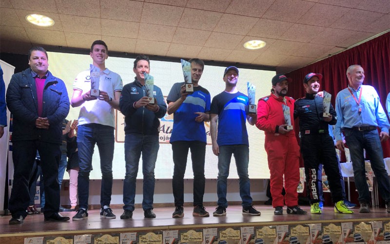 Pilotos ganadores del Rally Almazora recibiendo sus trofeos