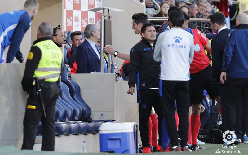 Munuera Montero consultando el VAR en el partido entre Villarreal y Alavés