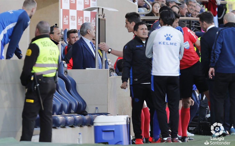 Munuera Montero hizo uso del VAR durante el choque entre Villarreal y Alavés Munuera Montero consultando el VAR en el partido entre Villarreal y Alavés