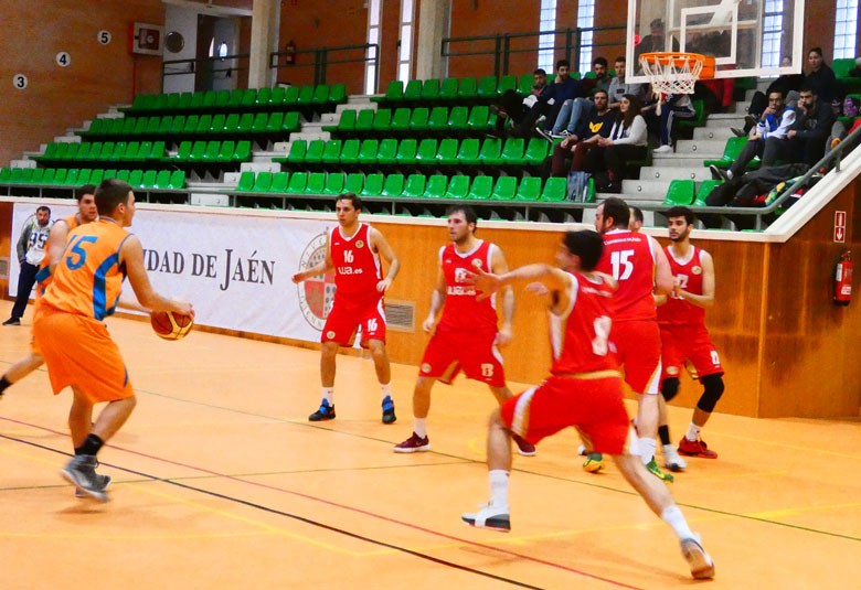 Equipo de baloncesto masculino de la Universidad de Jaén durante un partido. Los equipos de la UJA, preparados para las fases finales