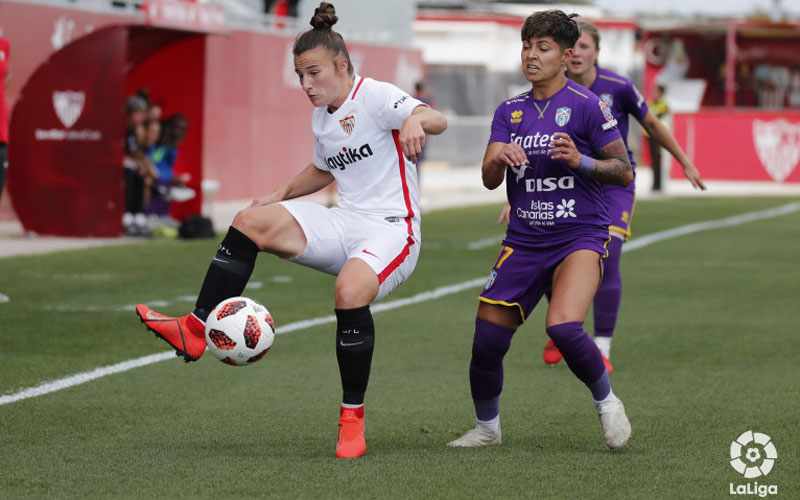 Raquel Pinel controla un balón en un partido con el Sevilla FC