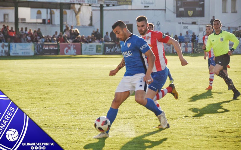 Jugadores de Linares y Torredonjimeno disputando un balón