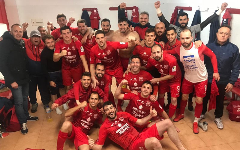 Jugadores del CD Torreperogil celebran la victoria