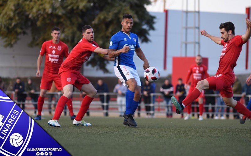 Jugadores del CD Torreperogil y Linares Deportivo durante el partido