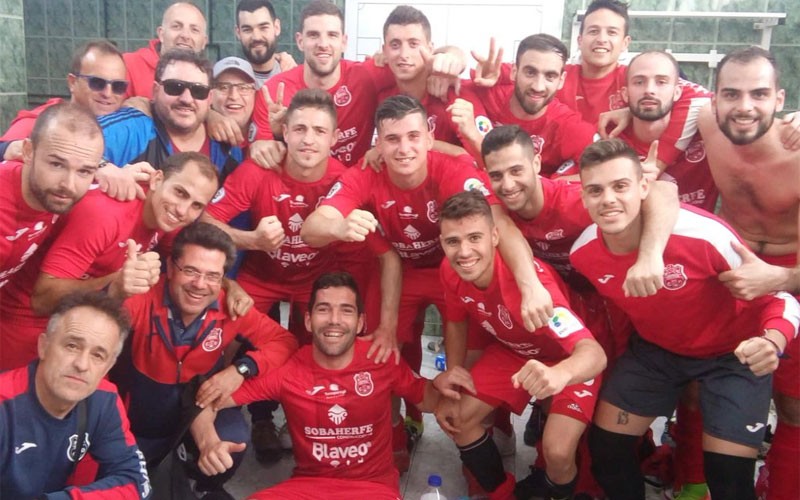 Jugadores del CD Torreperogil celebran la victoria