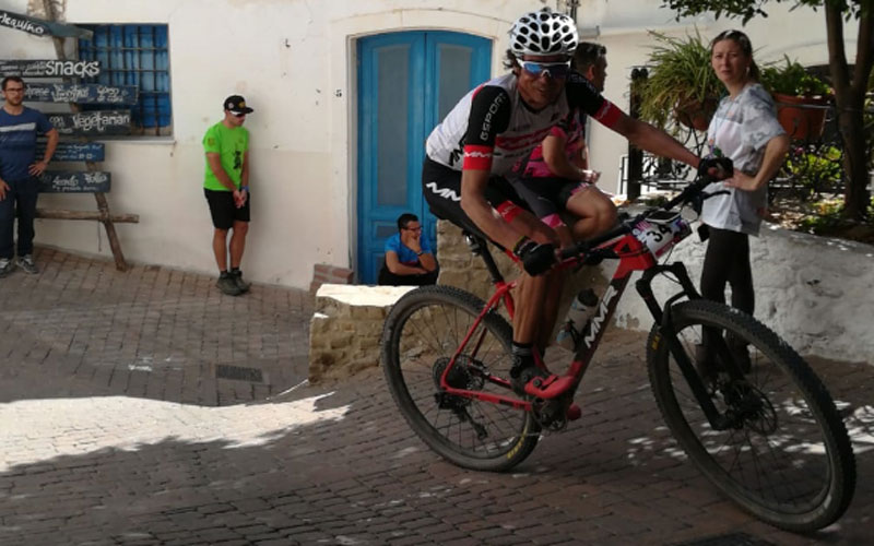 Triki Beltrán con su bicicleta en la prueba en Mojácar