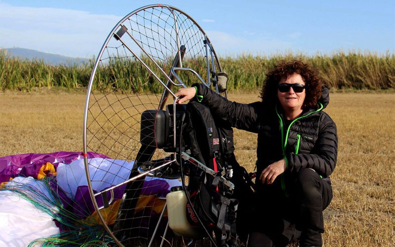 Karen Skinner junto a un paramotor