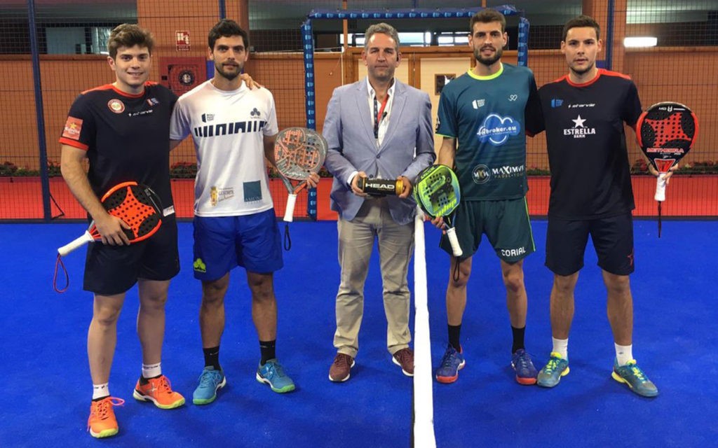 Jugadores de padel y juez antes de un partido