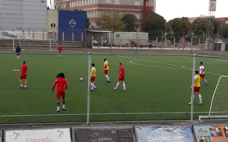 Jugadores del Martos CD calentando en Atarfe