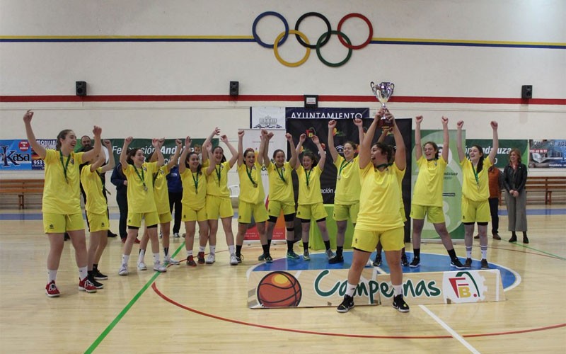 Jugadoras del CAB Linares celebran el título