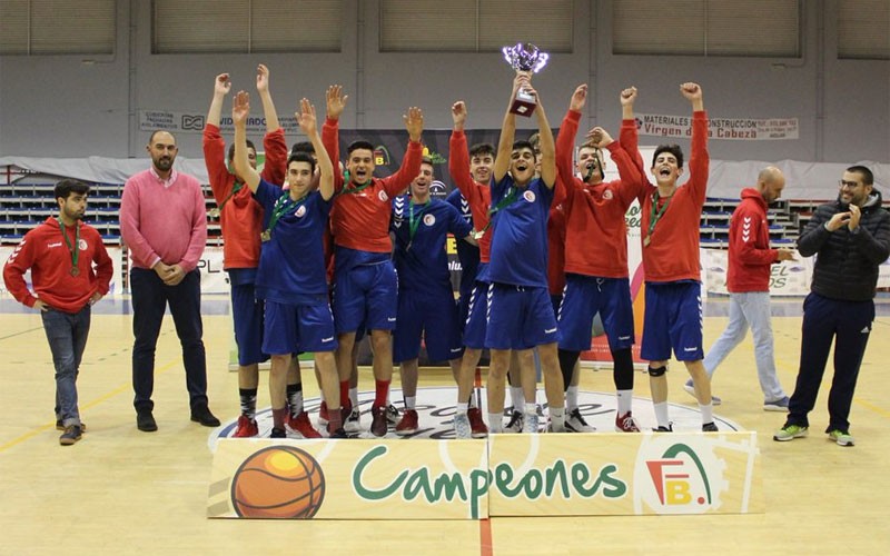 Jugadores del CB Andújar Cadete celebran el título