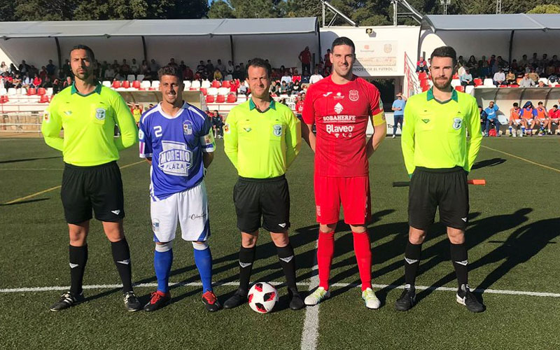 Capitanes del CD Torreperogil y CD Alhaurino junto al trío arbitral