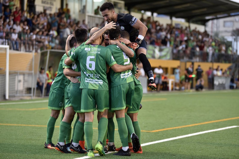 El Mancha Real gana al CD Alhaurino Futbolista del Mancha Real celebran un gol