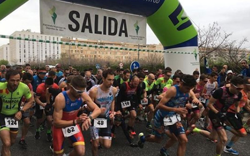 Corredores toman la salida en el Duatlón Ciudad de Jaén