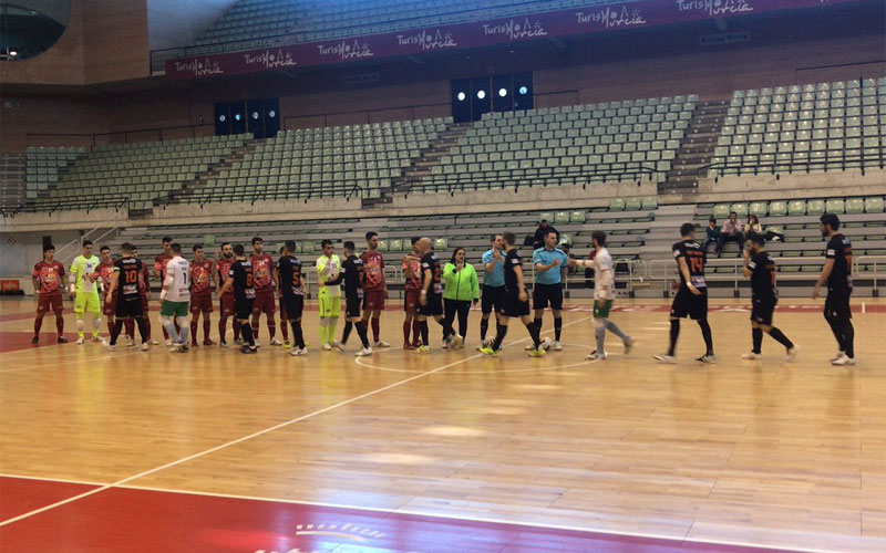 Jugadores del Mengíbar FS y ElPozo Ciudad de Murcia se saludan