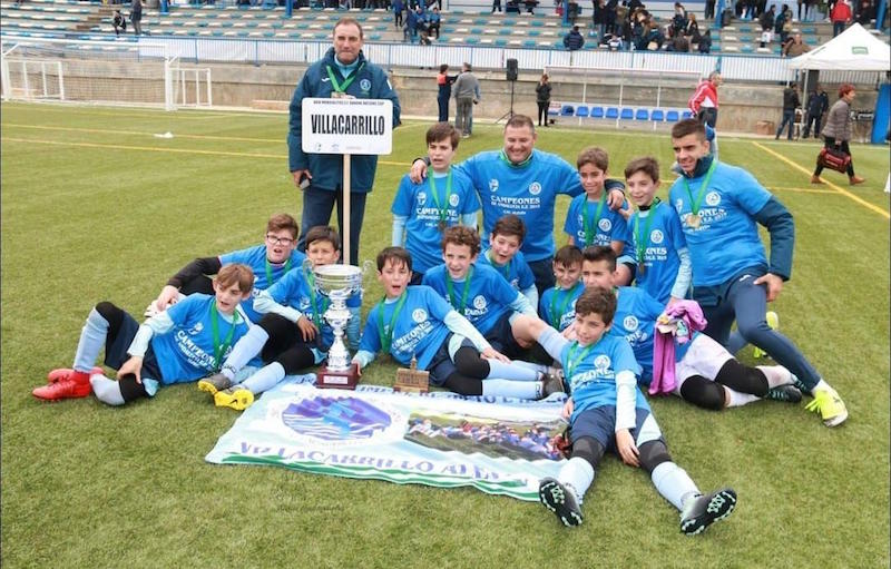 El equipo alevín de la Escuela de Fútbol de Villacarrillo celebrando el campeonato. 