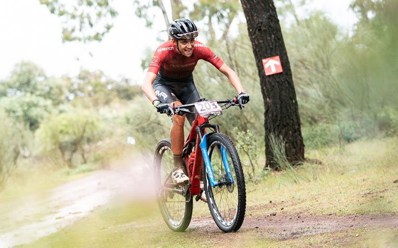 Ciclista durante la flash stage de la Andalucía Bike Race 2019