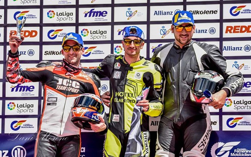Victoria de Francis Chinchilla en la JK Winkers Cup Pilotos de motos recogiendo sus premios de la JK Winkers Cup