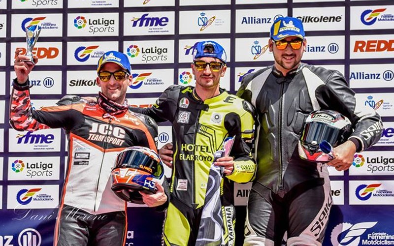 Pilotos de motos recogiendo sus premios de la JK Winkers Cup