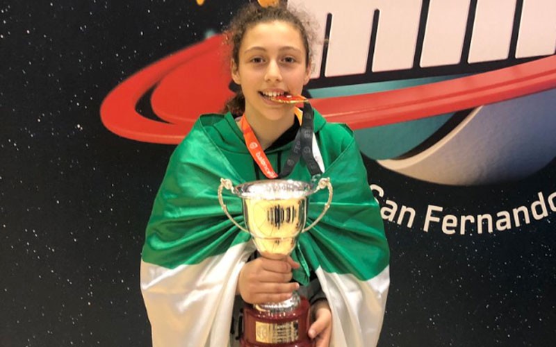 Irene Soto, del CB Andújar, con su medalla de oro y copa de campeona