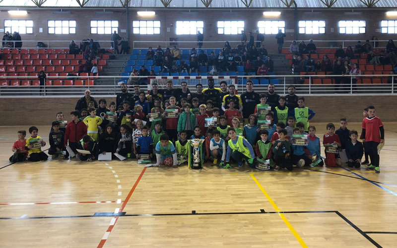 Jugadores del Jaén FS con niños de Alcalá la Real