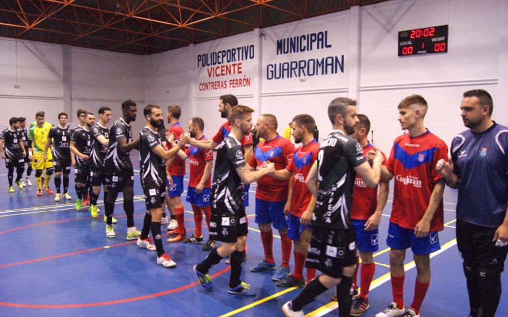 Visita del Jaén FS a Guarromán Jugadores del Jaén FS y Guarromán se saludan