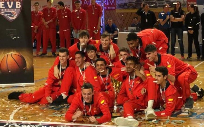 Jugadores de la selección española de baloncesto sub-16 celebran el título