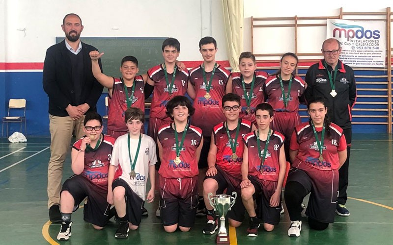 Jugadores del Linabasket con el trofeo de campeones