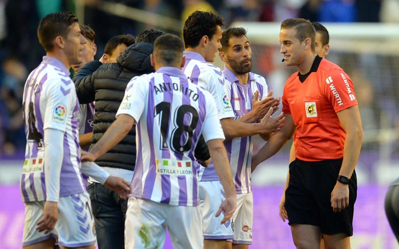 El VAR anuló el gol de Óscar Plano favorable al Valladolid Jugadores del Real Valladolid protestan a Alberola Rojas