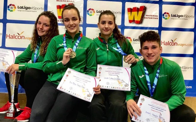 Los luchadores de Torredelcampo lucen sus medallas de oro