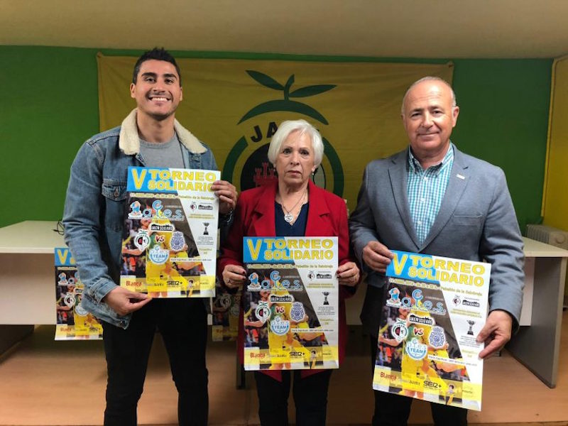 Italo Roncal, de Jaén Square; Maruja Vernal, vocal de la asociación ALES; y el presidente del Jaén FS, Germán Aguayo.