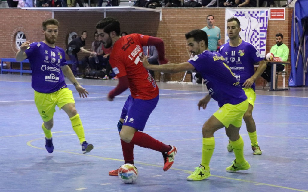 Un jugador del Mengíbar FS controla un balón 