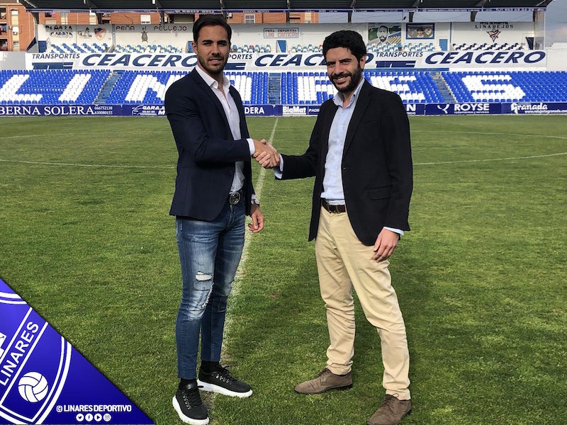 Miguel Linares y el presidente del Linares Deportivo, Jesús Medina, durante el acto de renovación