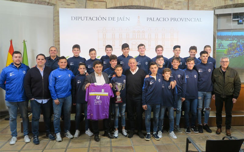 Jugadores de la selección infantil de Jaén con el presidente de la Diputación