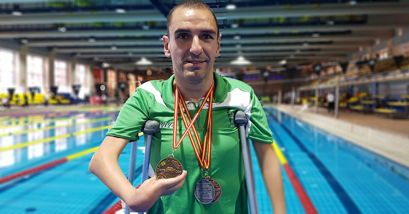 Martínez Tajuelo con las tres medallas ganadas en los Campeonato de España. 