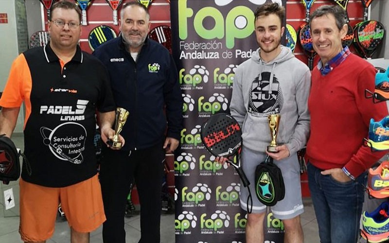 Ganadores del torneo de padel con sus trofeos