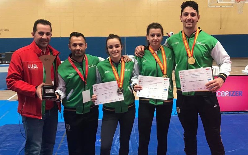 Los luchadores de la UJA recibiendo sus medallas