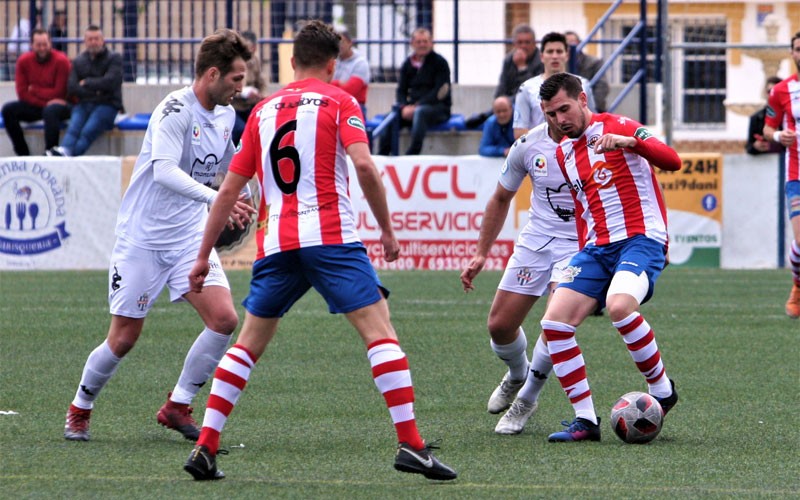 Jugadores del UDC Torredonjimeno y Vélez CF durante el partido