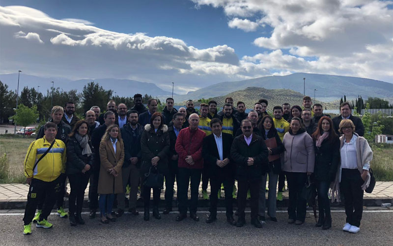 Miembros del Jaén FS visitan las obras del Olivo Arena