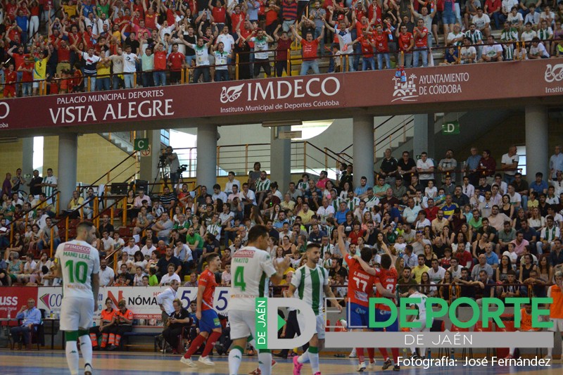 Jugadores y afición del Mengíbar FS celebrando un gol