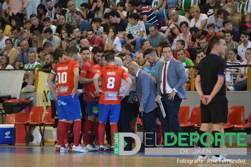 Jugadores del Mengíbar FS en un tiempo muerto