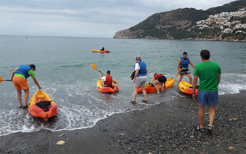 Deportistas en piragua 